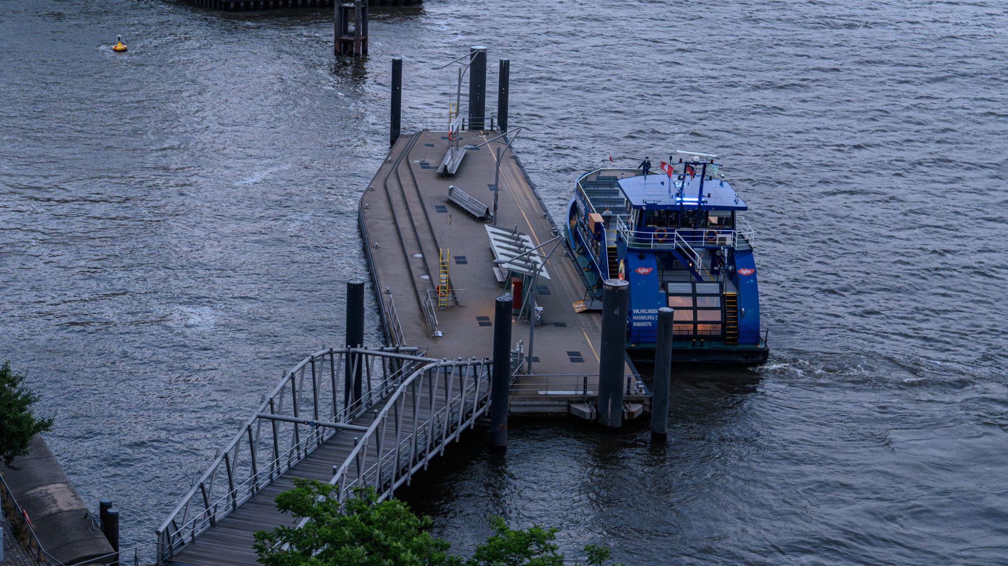 HADAG-Fähre am Anleger an der Elbe